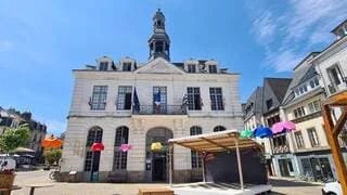 À AURAY, LA VILLE « CONTRAINTE DE RETIRER LE DRAPEAU UKRAINIEN » DE LA FAÇADE DE LA MAIRIE
