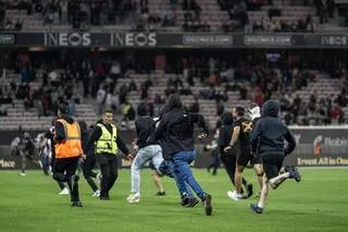 LIGUE 1. L’OGC NICE BARRAGISTE : SCÈNE DE CHAOS À L’ALLIANZ RIVIERA, LE TERRAIN ENVAHI PAR LES SUPPORTERS EN COLÈRE