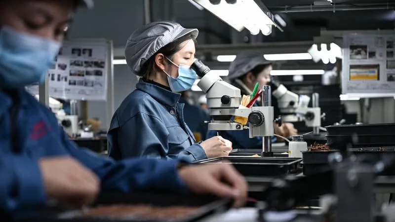 SON PREMIER RECUL EN CINQ MOIS: SURPRISE, L’ACTIVITÉ MANUFACTURIÈRE EN CHINE S’EST CONTRACTÉE À UN NIVEAU BIEN INFÉRIEUR AUX PRÉVISIONS