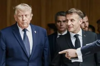 POURQUOI EMMANUEL MACRON A-T-IL CHOISI D’INVITER DONALD TRUMP À DÎNER AU CHÂTEAU DE VERSAILLES ?