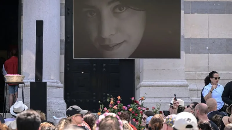 AUX OBSÈQUES DE MARJANE SATRAPI, CATHERINE DENEUVE, CHIARA MASTROIANNI, GOLSHIFTEH FARAHANI RÉUNIES POUR UN DERNIER ADIEU