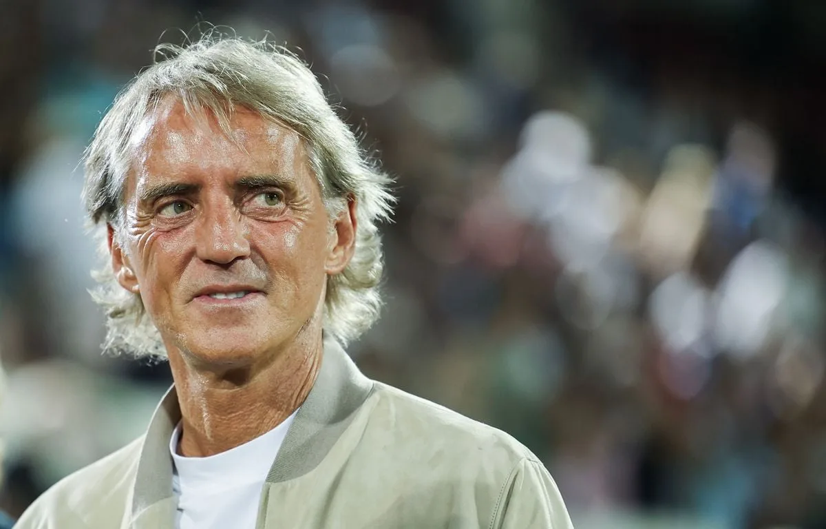 IL AVAIT QUITTÉ LA NAZIONALE POUR L’ARABIE SAOUDITE… ET IL REVIENT : ROBERTO MANCINI NOMMÉ SÉLECTIONNEUR DE L’ITALIE