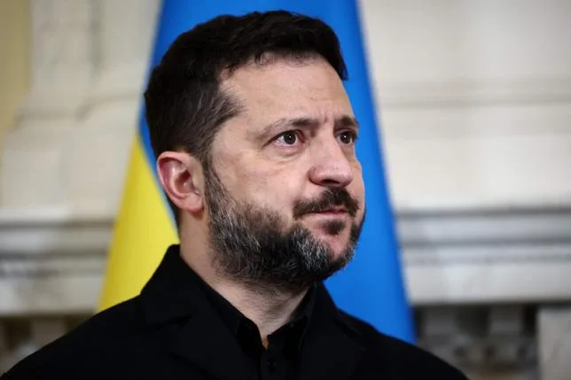 LÂCHÉE PAR WASHINGTON, L’UKRAINE ANNONCE REPRENDRE LES FRAPPES SUR LES RAFFINERIES RUSSES : “C’EST FINI”