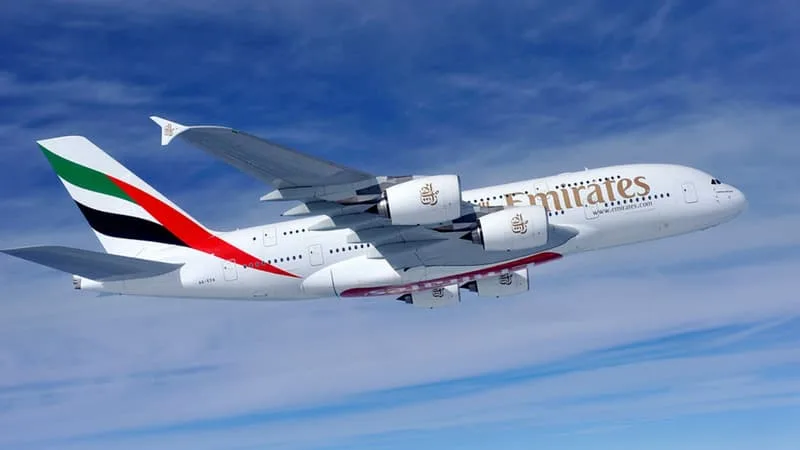CLIMATISATION EN PANNE, MALAISES… PRÈS DE 400 PASSAGERS D’UN A380 D’EMIRATES SONT RESTÉS ENFERMÉS DANS LEUR AVION PENDANT PLUS DE 10 HEURES DANS UN AÉROPORT CHINOIS