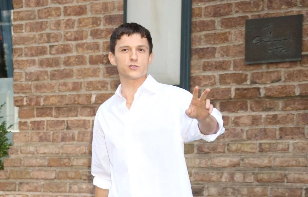 TOM HOLLAND N’EST VISIBLEMENT PAS PRÊT À RENDRE LE COSTUME DE SPIDER-MAN