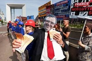 DES MANIFESTANTS ONT APPELÉ DE NOUVEAU À « LA TAXATION DES SUPER-PROFITS » DE TOTALENERGIES, DEVANT LE SIÈGE DU GROUPE