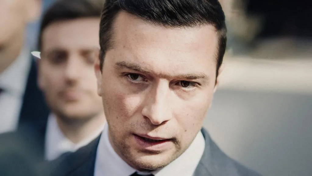 JORDAN BARDELLA ANNONCE UNE PLAINTE CONTRE LE RAPPEUR SOLI QUI MET EN SCÈNE SON PASSAGE À TABAC