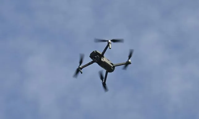 ELON MUSK FACE À “THE ECONOMIST”, LES DRONES FLICS SE PERFECTIONNENT, ET LES PIRATES DE L’IA