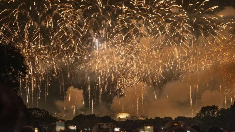 WASHINGTON DEVIENT BRIÈVEMENT LA VILLE LA PLUS POLLUÉE AU MONDE APRÈS LE FEU D’ARTIFICE DES 250 ANS DES ÉTATS-UNIS
