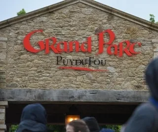 LOCALISATION, DIMENSIONS, ROBOTS… QUE SAIT-ON DU FUTUR SPECTACLE DU PUY DU FOU SUR LE ROI SOLEIL ?