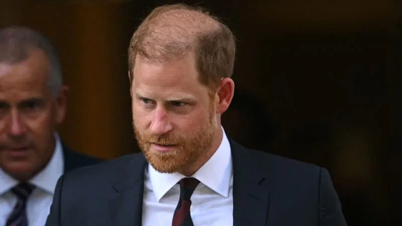 LE PRINCE HARRY, ELTON JOHN ET D’AUTRES PLAIGNANTS POURRAIENT DEVOIR PAYER DES MILLIONS DE LIVRES AU DAILY MAIL CONTRE QUI ILS ONT PERDU UN PROCÈS