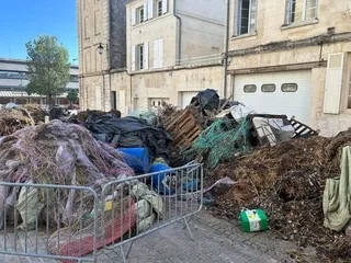 « NOUS DÉNONÇONS UNE MISE EN DANGER » : DES AGRICULTEURS EN COLÈRE DÉVERSENT DES DÉCHETS, DES HABITANTS BLOQUÉS CHEZ EUX