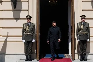 GUERRE EN UKRAINE : ZELENSKY REÇU PAR LE ROYAUME-UNI, UN NAVIRE COULE DANS LA MER NOIRE… LE POINT SUR LA NUIT