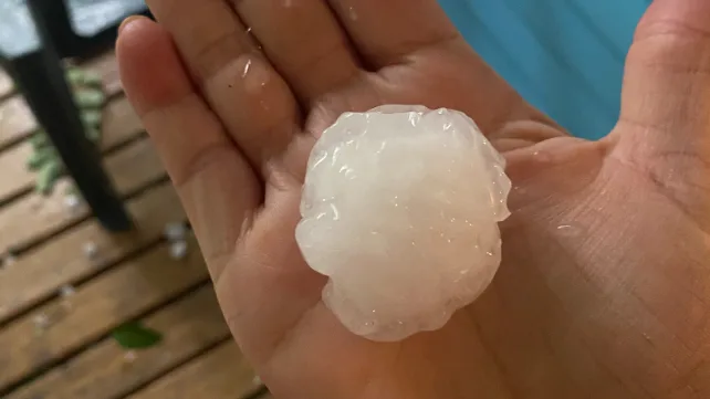 ORAGES VIOLENTS ET GRÊLE CAUSENT DES DÉGÂTS EN FRANCE, LES IMAGES SONT IMPRESSIONNANTES