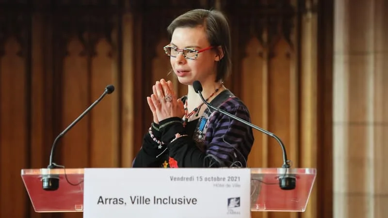 « DES PROPOS INACCEPTABLES »: PLAINTE DU MAIRE D’ARRAS APRÈS UNE VIDÉO SE MOQUANT D’UNE CONSEILLÈRE MUNICIPALE PORTEUSE DE TRISOMIE 21