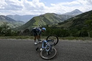 TOUR DE FRANCE. 12E DU GÉNÉRAL AU DÉPART DE LA 20E ÉTAPE, ILAN VAN WILDER CHUTE VIOLEMMENT ET ABANDONNE