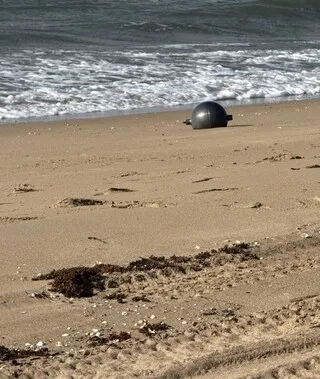 LES MYSTÉRIEUSES BOULES EN MÉTAL ÉCHOUÉES EN AUSTRALIE SONT PROBABLEMENT DES DÉCHETS VENUS DE L’ESPACE