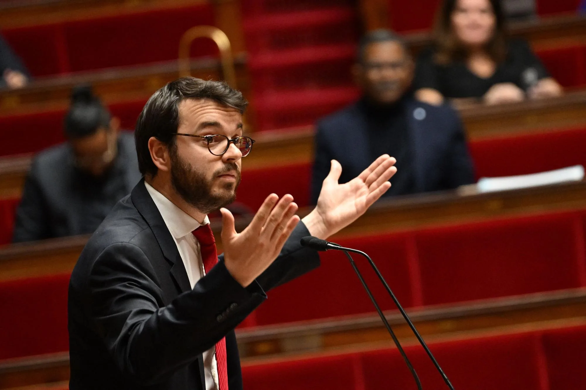 APRÈS DES « SALUTS NAZIS », LE DÉPUTÉ ARTHUR DELAPORTE SIGNALE LES BANQUETS DU CANON FRANÇAIS À LA JUSTICE
