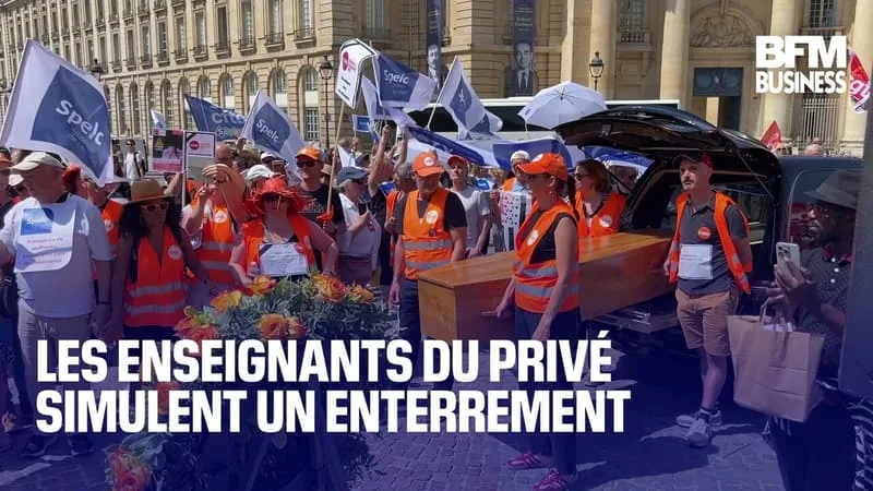LES ENSEIGNANTS DU PRIVÉ SIMULENT UN ENTERREMENT