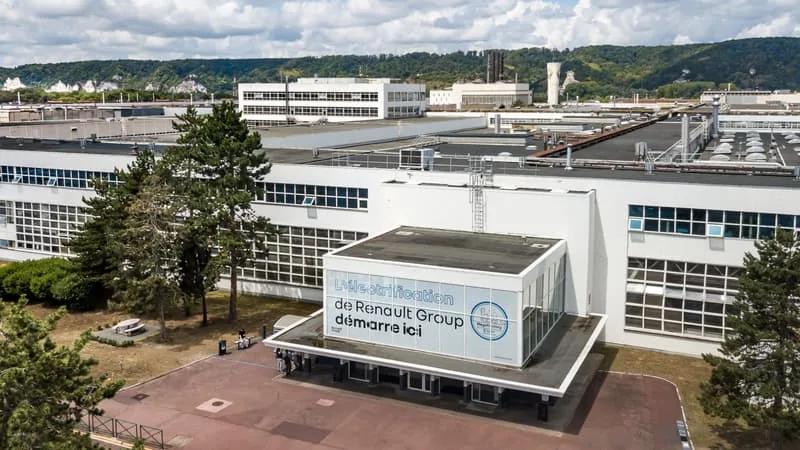 IL Y VOIT « UN ÉNORME GASPILLAGE D’ARGENT »: CONVERTIR LES USINES AUTO EN FABRICANTS DE « DRONES KAMIKAZES » EST VOUÉ À L’ÉCHEC SELON CE GRAND INDUSTRIEL DE L’ARMEMENT