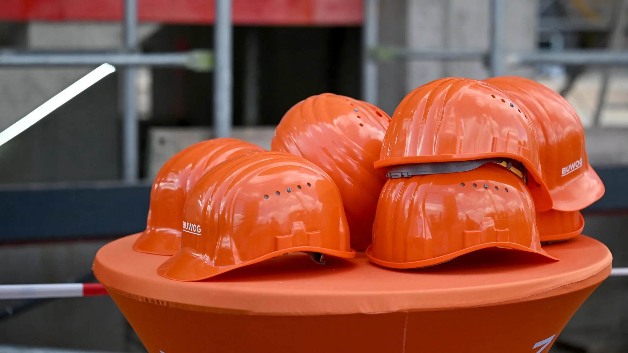 CONTRE LES ACCIDENTS AU TRAVAIL, LE GOUVERNEMENT PRÉVOIT DES SIGNES DISTINCTIFS POUR LES NOUVEAUX EN ENTREPRISE