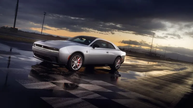 ELLE FAIT SON RETOUR EN EUROPE APRÈS PLUS DE 15 ANS D’ABSENCE: BOUDÉE PAR LES AMÉRICAINS, LA DODGE CHARGER VA S’EXPORTER DE L’AUTRE CÔTÉ DE L’ATLANTIQUE EN VERSIONS ÉLECTRIQUE ET THERMIQUE
