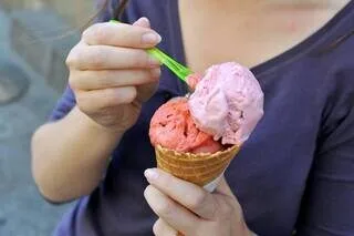 « C’EST CLAIREMENT UNE ARNAQUE » : UNE TOURISTE PAIE 44 € POUR DEUX GLACES À ROME