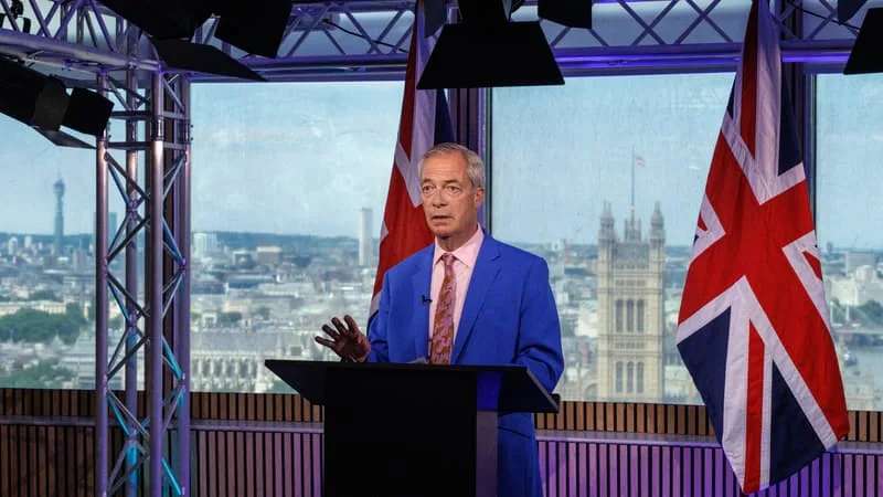 RATTRAPÉ PAR DES AFFAIRES, LA FIGURE DE L’EXTRÊME DROITE BRITANNIQUE NIGEL FARAGE DÉMISSIONNE POUR S’EN REMETTRE AU VOTE DES ÉLECTEURS