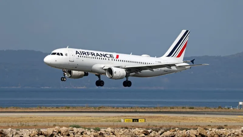 AIR FRANCE ET TRANSAVIA LANCENT DES PROMOTIONS POUR CET ÉTÉ ET ASSURENT QUE TOUS LES VOLS AURONT BIEN LIEU