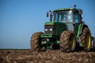 BLESSÉ À LA TÊTE EN CHANGEANT UN PNEU D’UNE REMORQUE, UN AGRICULTEUR DES CÔTES-D’ARMOR HÉLIPORTÉ DANS UN ÉTAT GRAVE