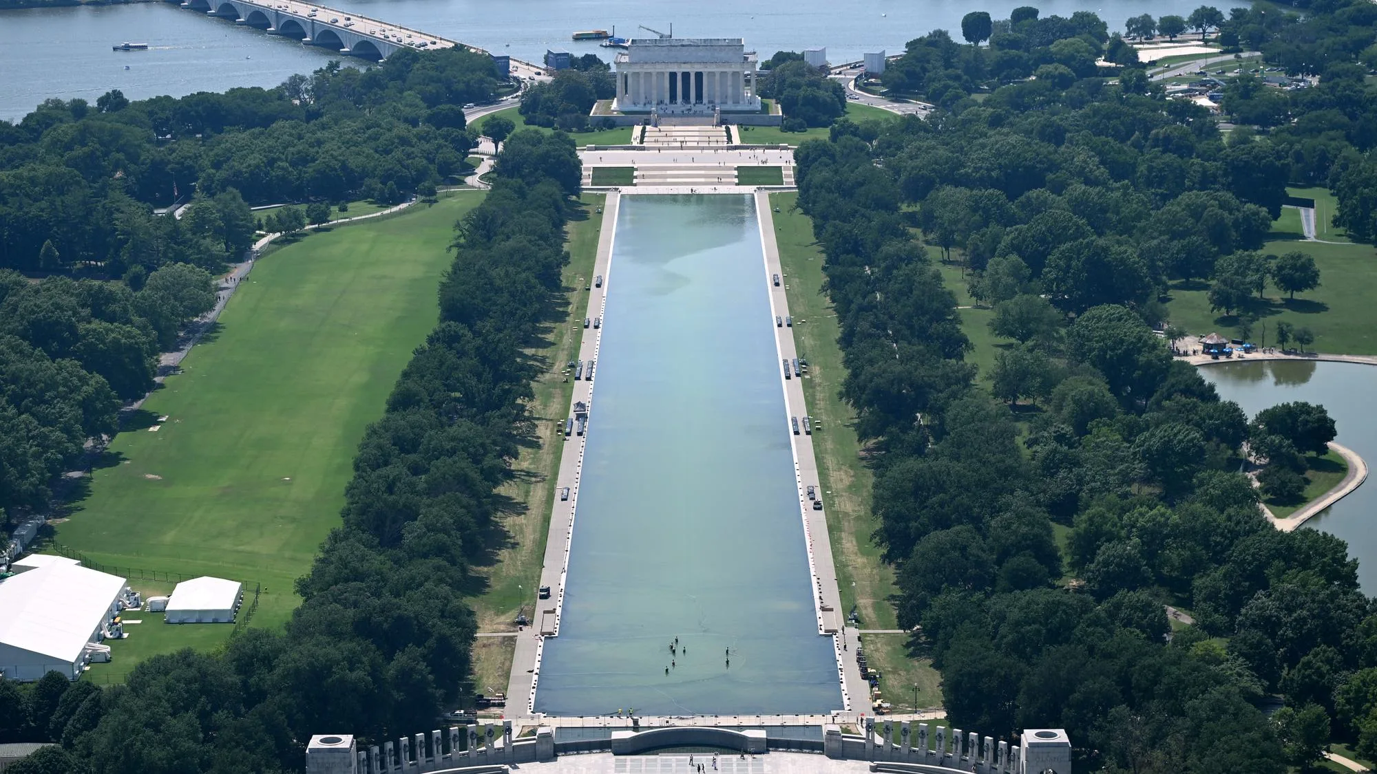 CHER À DONALD TRUMP, LE BASSIN DU LINCOLN MEMORIAL N’EST PAS PRÈS DE RETROUVER DES COULEURS