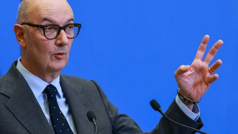« SOIT LES PARLEMENTAIRES NOUS Y AMÈNENT, SOIT ON LES Y AMÈNERA »: FACE À LA FLAMBÉE DES TAUX D’EMPRUNT, ROLAND LESCURE BRANDIT LA MENACE DU 49.3 POUR LE BUDGET