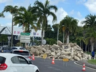 REPORTAGE. « LES PROBLÈMES D’EAU, LA VIE CHÈRE, LE PRIX DE L’ESSENCE… » : EN GUADELOUPE, UN COLLECTIF TIENT DES BARRAGES