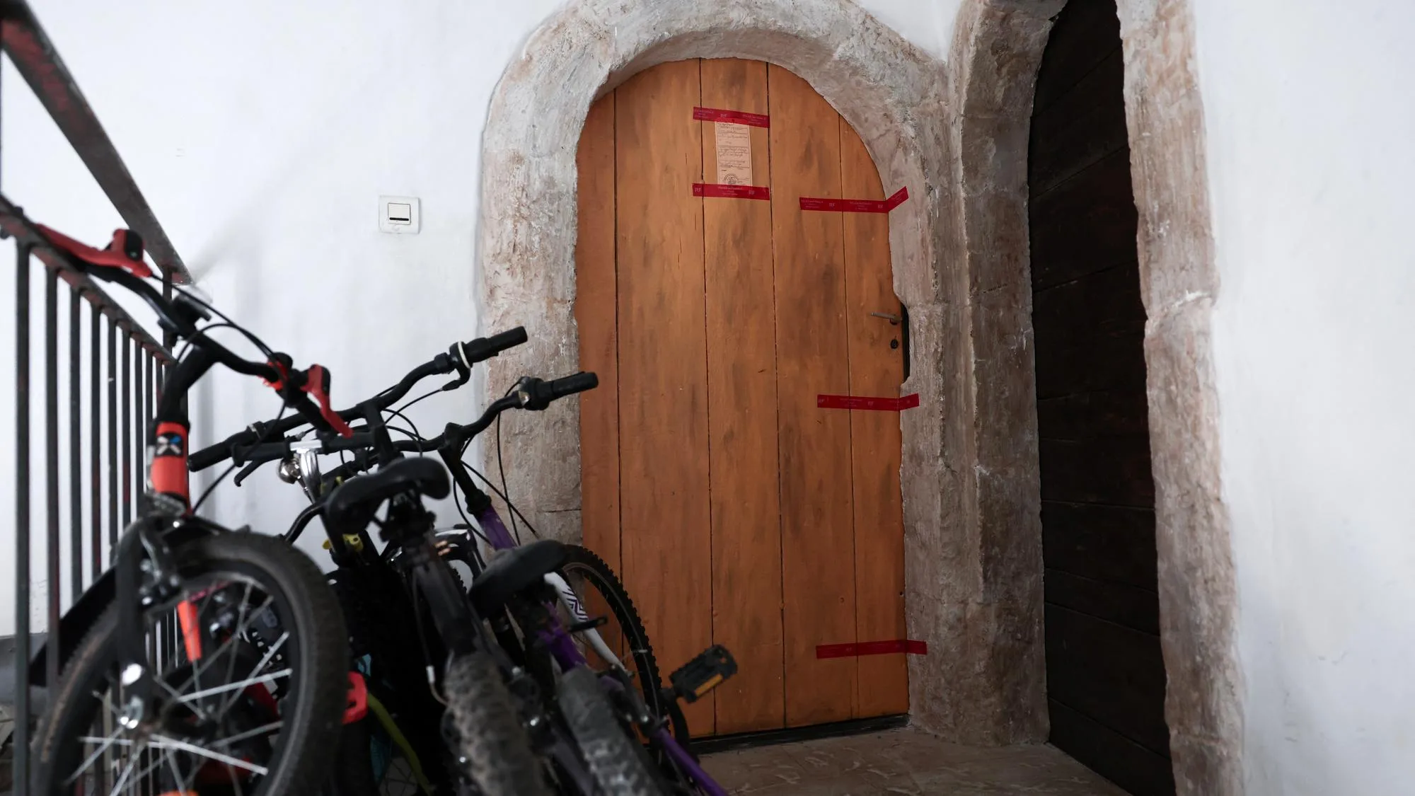 APRÈS LA DÉCOUVERTE DE CORPS DE BÉBÉS DANS UN APPARTEMENT D’ORANGE, LA MÈRE DE FAMILLE PLACÉE EN GARDE À VUE
