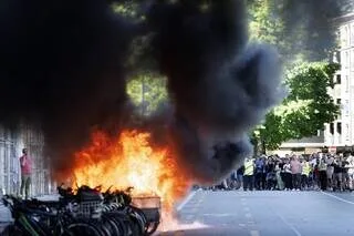 LES OPPOSANTS AU G7 MANIFESTENT À GENÈVE, DE PREMIERS HEURTS ET DES BANQUES PRISES POUR CIBLE