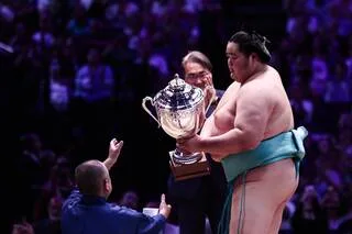 SUMO. LE JAPONAIS KOTOZAKURA REMPORTE LE TOURNOI DE PARIS ET UNE RÉCOMPENSE ASSEZ ORIGINALE