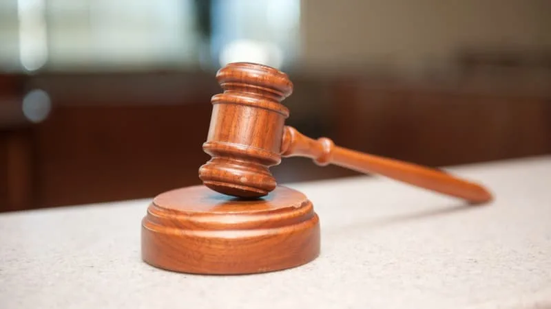 AUX ETATS-UNIS, LES AVOCATS DES PARTIES ADVERSES D’UNE MÊME AFFAIRE ONT ÉTÉ PRIS LA MAIN DANS LE SAC À UTILISER L’IA POUR PRODUIRE LEURS PLAIDOIRIES, LA JUGE LES A SANCTIONNÉS ET A ANNULÉ LE PROCÈS