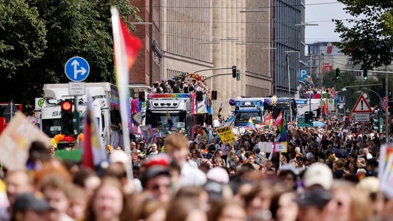 « PRENDRE POSITION POUR UN AVENIR SANS CRAINTES »: PLUS DE 100.000 PERSONNES À LA MARCHE DES FIERTÉS DE HAMBOURG, UNE SEMAINE APRÈS L’ATTENTAT À BERLIN