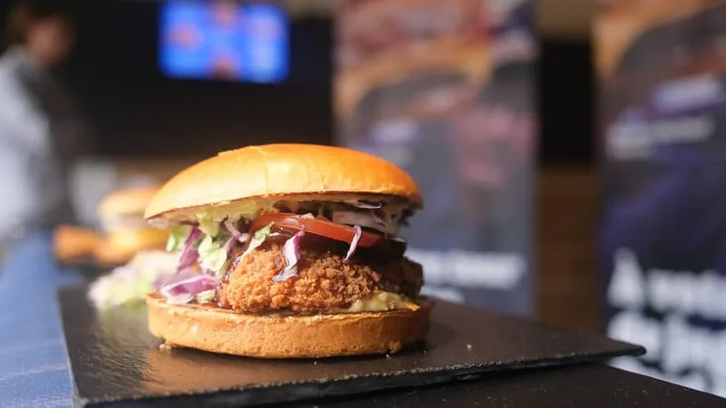 « ON EST EN TRAIN DE DISPARAÎTRE »: LES CAFÉS ET BISTROTS DE LA RESTAURATION FRANÇAISE « TRADITIONNELLE » CRAIGNENT D’ÊTRE EFFACÉS PAR LES FAST FOOD COMME MASTER POULET OU TASTY CROUSTY
