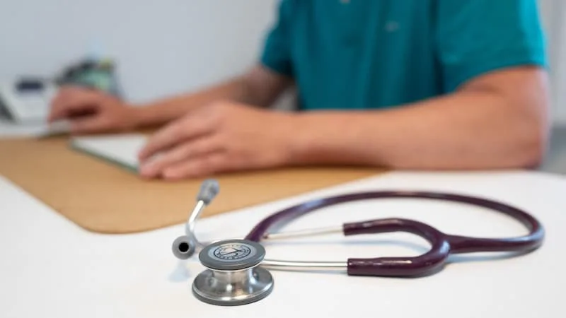 LE REMÈDE AUX DÉSERTS MÉDICAUX FONCTIONNE-T-IL ENFIN? « NETTE REPRISE » DE L’INSTALLATION DE MÉDECINS GÉNÉRALISTES DIX ANS APRÈS LA HAUSSE DES PLACES EN FAC