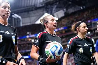QUI EST TORI PENSO, LA DEUXIÈME FEMME À ARBITRER EN COUPE DU MONDE APRÈS STÉPHANIE FRAPPART ?
