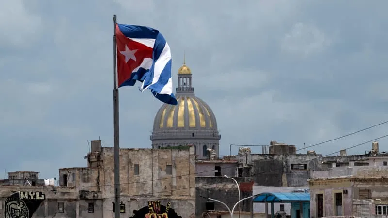 L’ÎLE COMMUNISTE DE CUBA BASCULE VERS L’ÉCONOMIE DE MARCHÉ: PHARMACIES, STATIONS-SERVICE, GESTION DES DÉCHETS, OU ENCORE EXPLOITATION DE PÉTROLE SONT DÉSORMAIS OUVERTES À LA CONCURRENCE