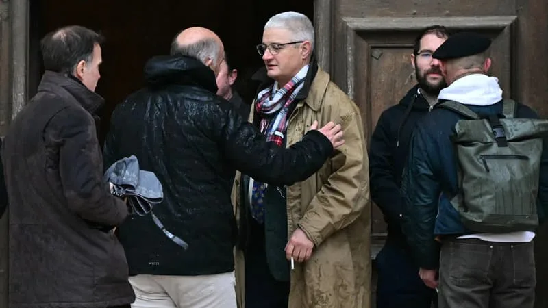 INFO BFMTV. MENACES CONTRE LE GRAND-PÈRE D’ÉMILE : UNE SOIXANTAINE DE PLAINTES DÉPOSÉES DEPUIS SA GARDE-À-VUE EN MARS 2025