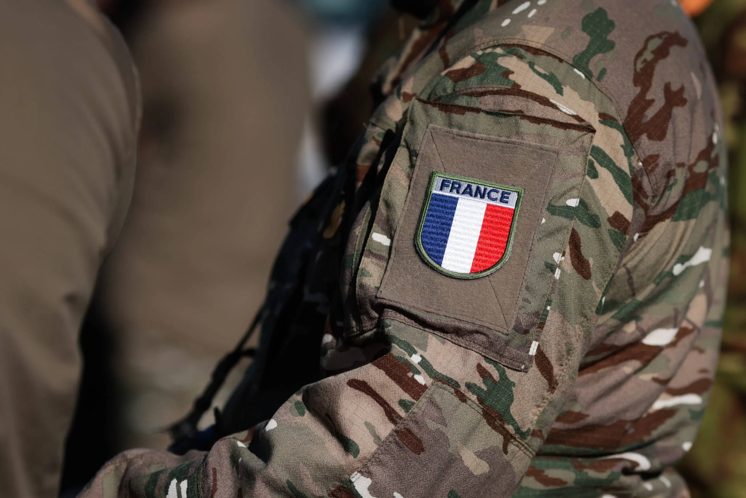 LA FRANCE A ARRÊTÉ DE PRODUIRE DE LA POUDRE POUR SES ARMÉES EN 2007 ET PAIE ENCORE CETTE DÉCISION AUJOURD’HUI