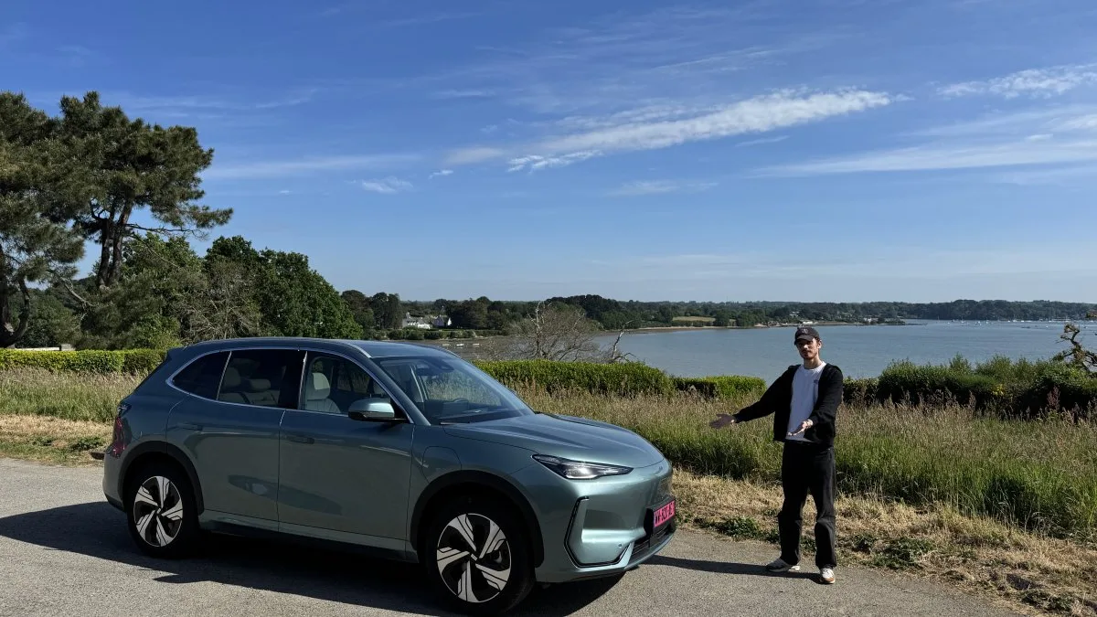 J’AI ESSAYÉ LE GEELY E5, LA PREMIÈRE VOITURE ÉLECTRIQUE DU GÉANT CHINOIS VENDUE EN FRANCE