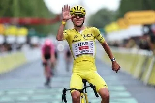 APRÈS LE TOUR DE FRANCE, TADEJ POGACAR CÉLÈBRE SA VICTOIRE SUR UN MONOCYCLE EN CHANTONNANT DU EMINEM