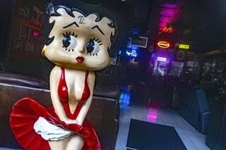 D’UN TERME ITALIEN À UN SYMBOLE DÉNIGRANT LES FEMMES : COMMENT LE MOT « BIMBO » EST-IL DEVENU SI PÉJORATIF ?