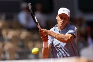 TENNIS. « JE SUIS TRÈS CONTENT DE MA FORME PHYSIQUE » : JANNIK SINNER REVIENT SUR SA DÉFAITE SURPRISE À ROLAND-GARROS
