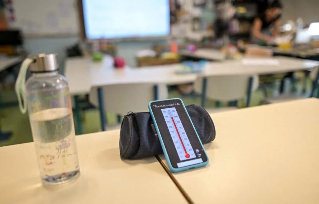 CANICULE : EN ESPAGNE, GRÈCE OU ITALIE, LES BÂTIS SCOLAIRES SONT AUSSI DES FOURNAISES
