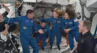 LA NASA ORDONNE AUX ASTRONAUTES À BORD DE L’ISS DE SE PRÉPARER À UNE POTENTIELLE ÉVACUATION À CAUSE D’UNE FUITE D’AIR